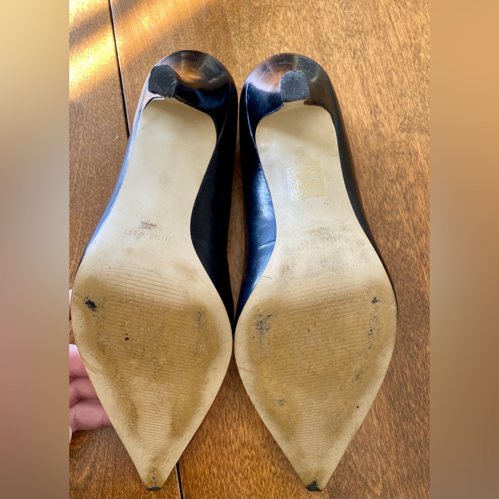 Nine West - Classic Black Heels. Size 8.5 Medium - Picture 4 of 6